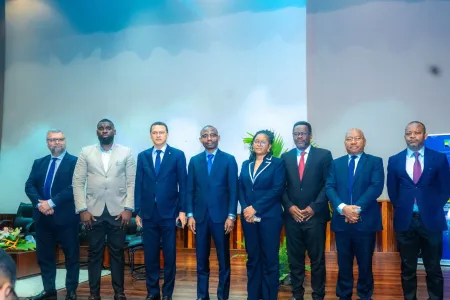 Photo de famille de ka de "la journée économique" avec le Ministre de l'Economie, Mays Mouissi © DR
