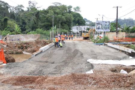Vue des travaux de la route située à l’arboretum de Sibang