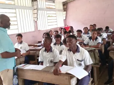 Des élèves du lycée Simon-Oyono-Aba’a en classe hier