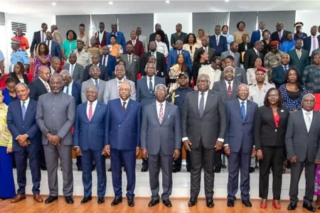 Les membres du gouvernement présents à la cérémonie de remise des manuels de procédures au Premier ministre, Raymond Ndong Sima.