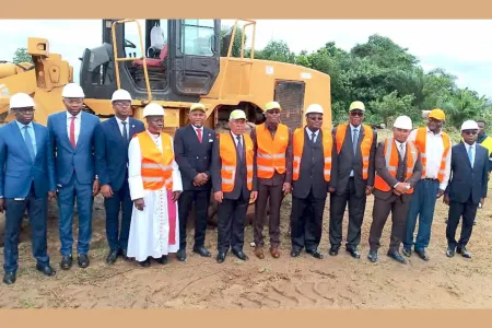 Les officies lors du lancement des travaux de construction de l’Agence BEAC à Mouila. © DR