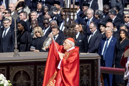 Le président de la République, Brice Clotaire Oligui Nguema, et la première dame, Zita Oligui Nguema assistant aux funérailles du pape François.
