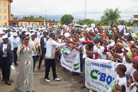 Bain de foule du candidat Brice Clotaire Oligui Nguema, lors de son meeting à Lambaréné.