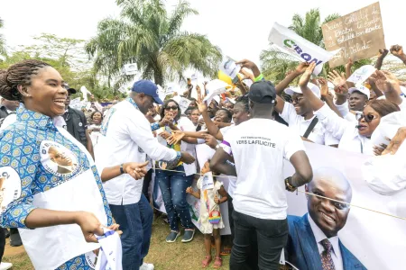 Brice Clotaire Oligui Nguema communiant avec les populations de Mouila, mardi dernier. 