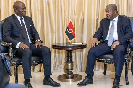 Brice Clotaire Oligui Nguema s’entretenant avec son homologue angolais, par ailleurs président en exercice de l’Union africaine (UA). 