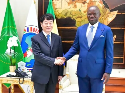 Poignée de main entre le chef de l’Etat, Brice Clotaire Oligui Nguema, et l’émissaire de son homologue chinois Xi Jinping.