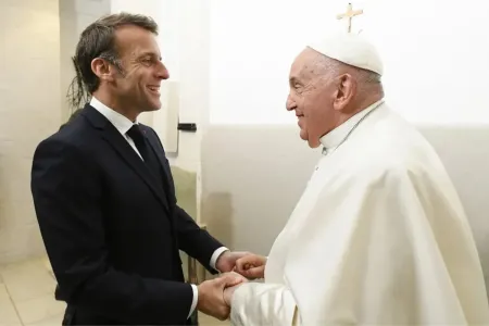 Emmanuel Macron et le pape François lors d'une rencontre en marge d'une réunion du G7