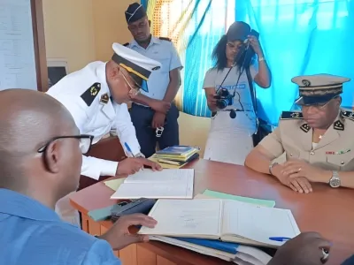 Une phase de la passation de commandement sous le regard du gouverneur de l’Ogooué-Lolo