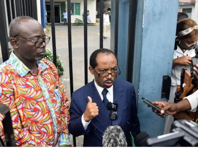 Les partisans d’Ali Akbar Onanga après s’être vus refuser l’accès au siège du PDG. © Jocelyn Abila