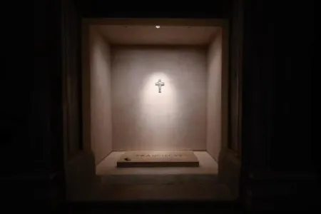 Toute en sobriété, la sépulture en marbre du pape François. Au-dessus de la pierre tombale, cette simple inscription : «Franciscus».