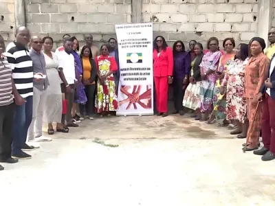 Photo de famille après la réunion.