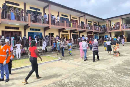 Une vue des électeurs dans un bureau de vote à Akanda