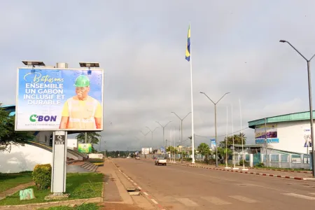 Une affiche de campagne à Oyem
