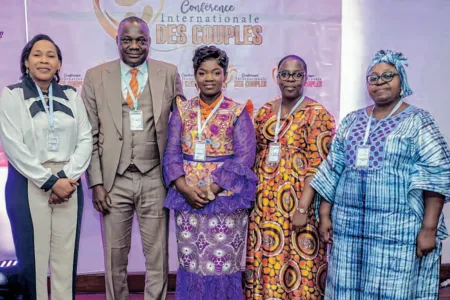 Photo de famille des panélistes et du couple Assoumou, organisateurs de la rencontre.