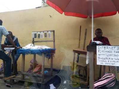 Des petits réparateurs de téléphones sont visibles à chaque coin de rue.