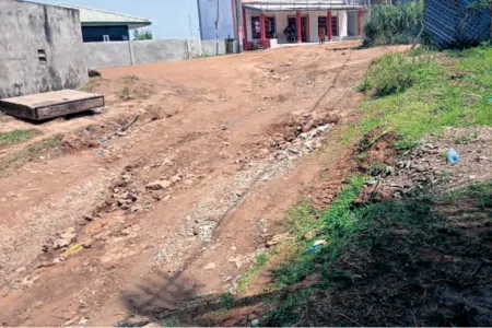 La route menant au CES d’Owendo attend sa construction.