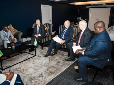 Sosthène Nguema, ministre des mines et les représentants de GENMIN