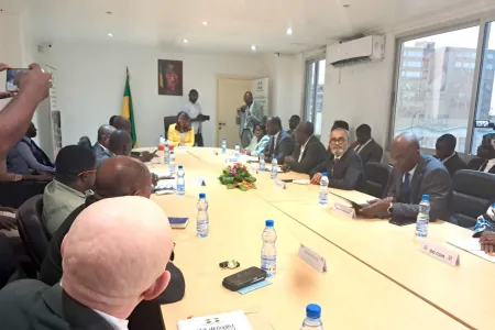 La ministre de la Communication, Laurence Ndong, et certains patrons de presse privée hier à Libreville.