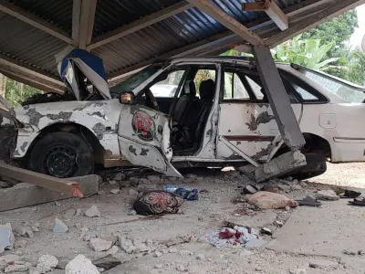 Le taxi dont l'embardée a fait un mort au quartier Dakar à Lambaréné.