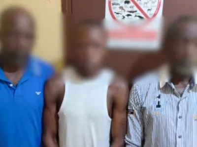 Les deux secrétaires cantonaux (extrêmes) et le Congolais peu de temps avant leur incarcération.