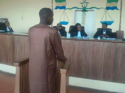 Eloïme Tebelé, le Gabonais de 21 ans jugé ici pour vol avec menace d’une arme blanche à la session criminelle ordinaire pour mineurs de Franceville. © Lea Daoude