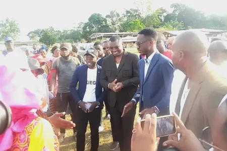Les officiels à leur arrivée au village Mbomo.