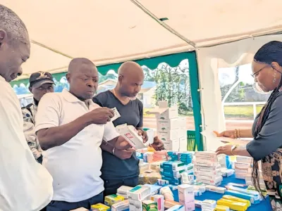 Distribution de médicaments au village Mebole à Minvoul