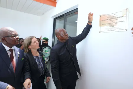 Une phase de la visite du CHR de Mouila par le chef de l’État, Brice Clotaire Oligui Nguema.