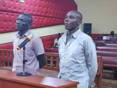 Aimé Juste Ibiedi et Dieudonné Makoundzi écoutant le verdict à leur encontre.