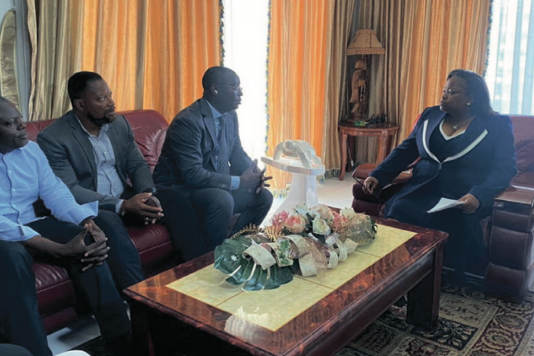La ministre Camélia Ntoutoume-Leclercq (d) lors de son échange avec les membres de la Conasysed.