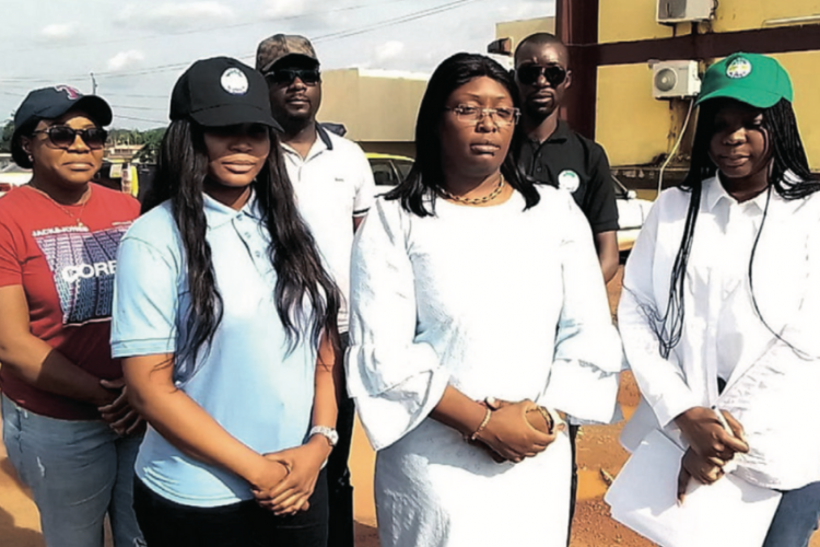 La procureure de la République d’Oyem, Périne Ada Obiang, et ses collaborateurs au sortir de l’opération.