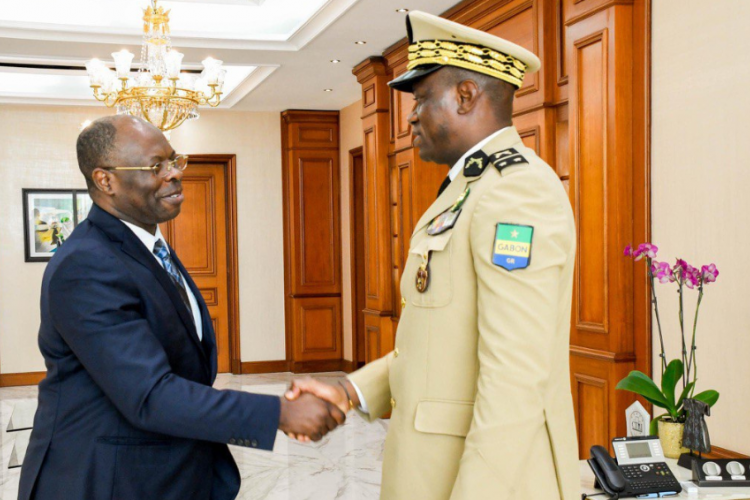 L’ambassadeur du Gabon en Chine, Baudelaire Ndong Ella, échangeant avec le chef de l’Etat, Brice Clotaire Oligui Nguema.