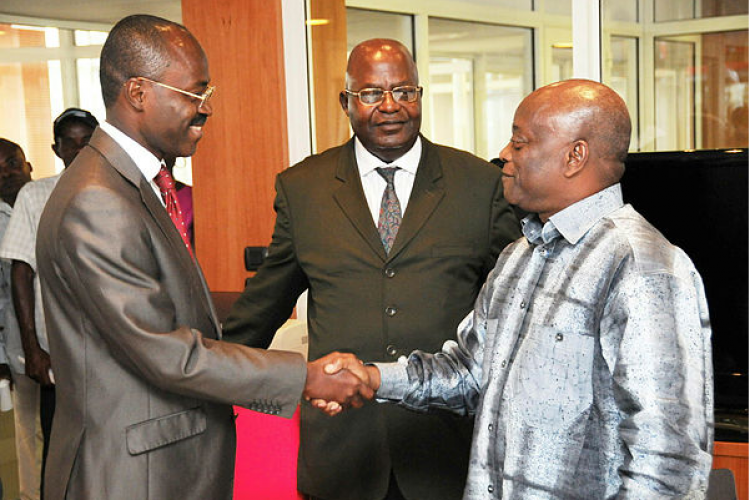 Poignée de main entre le nouveau directeur du quotidien l'Union Lin Joel Ndembet et Albert Yangari lors de la passation de service