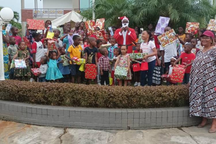Arbre de Noël : Akanda célèbre les enfants de ses ''cas sociaux''
