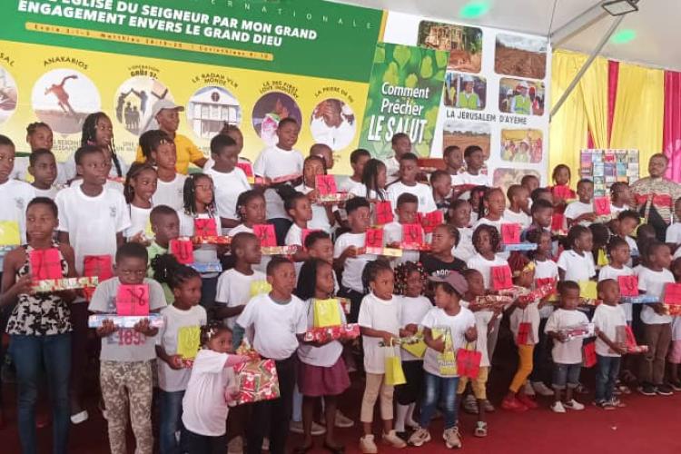 Noël : Akanda communie avec les enfants des confessions religieuses