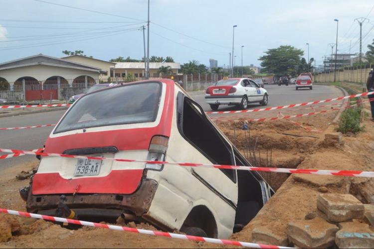 Un taxi-bus finit sa course dans une énorme crevasse à Promo-Gabon