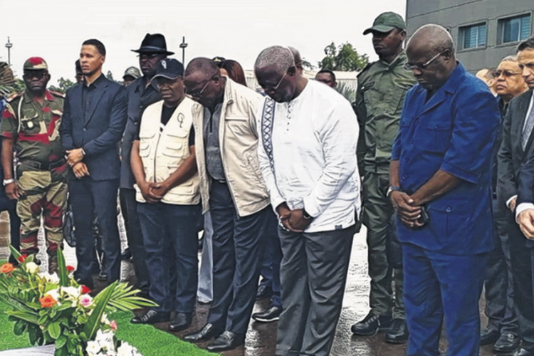 Raymond Ndong Sima et sa délégation rendant hommage aux victimes.