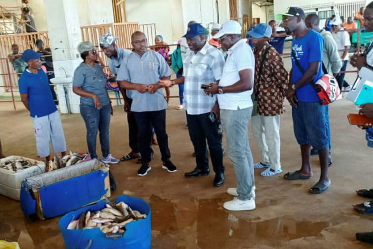 Une vue des autorités avec les pêcheurs interpellés et leurs cargaisons de poissons.