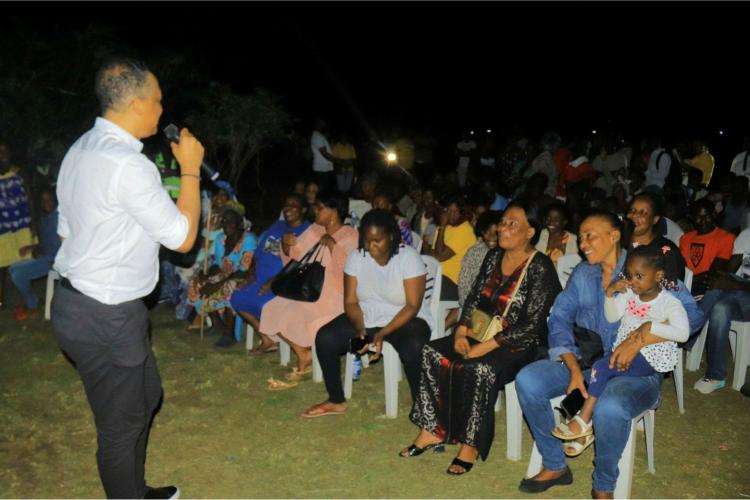 Le président du Mouvement Gabao Franck Nguema animant une causerie dans un quartier d’Akanda.