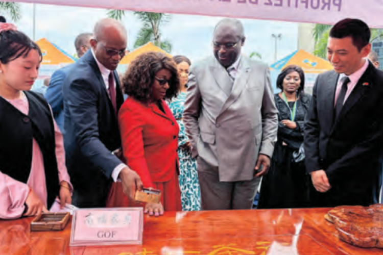 Les officiels gabonais et chinois hier au lancement des activités commémoratives à Libreville.
