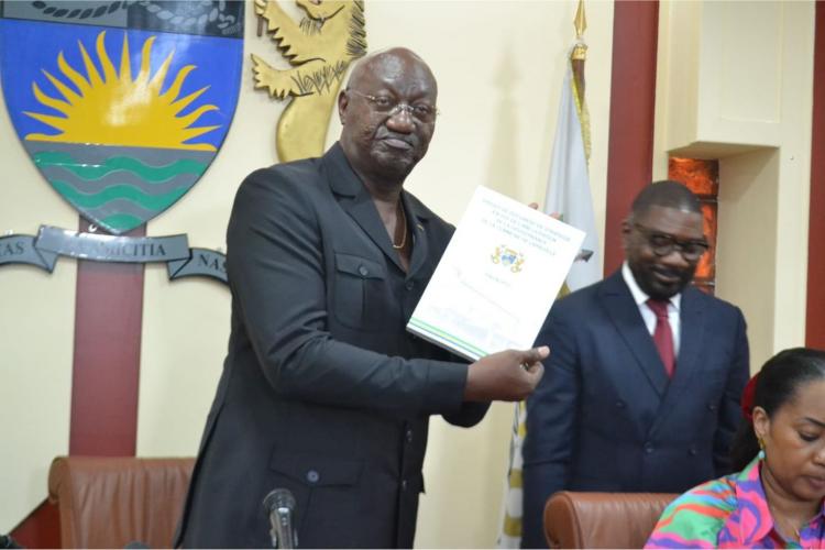 Le délégué spécial pour la commune de Libreville désormais en possession du document stratégique pour l’amélioration de la gouvernance de sa cité.