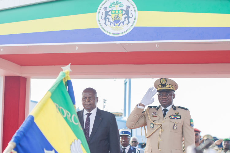 Le président Oligui Nguema et son homologue centrafricain lors des hymnes nationaux.