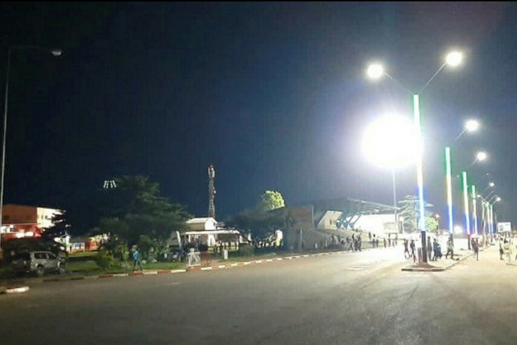 Oyem : implantation et mise en service des nouveaux lampadaires dans la ville