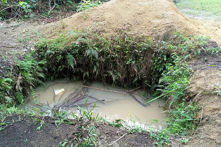 Mouila : un garçon de 3 ans tombe et se noie dans une fosse