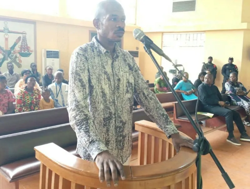 Emmanuel Akouangou répondant aux questions des magistrats. ©  Nadège ONTOUNOU