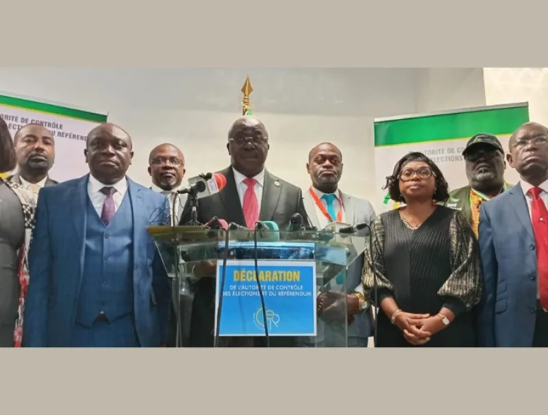 Les membres de l'ACER réunis autour de leur président lors du point de presse du  30 septembre