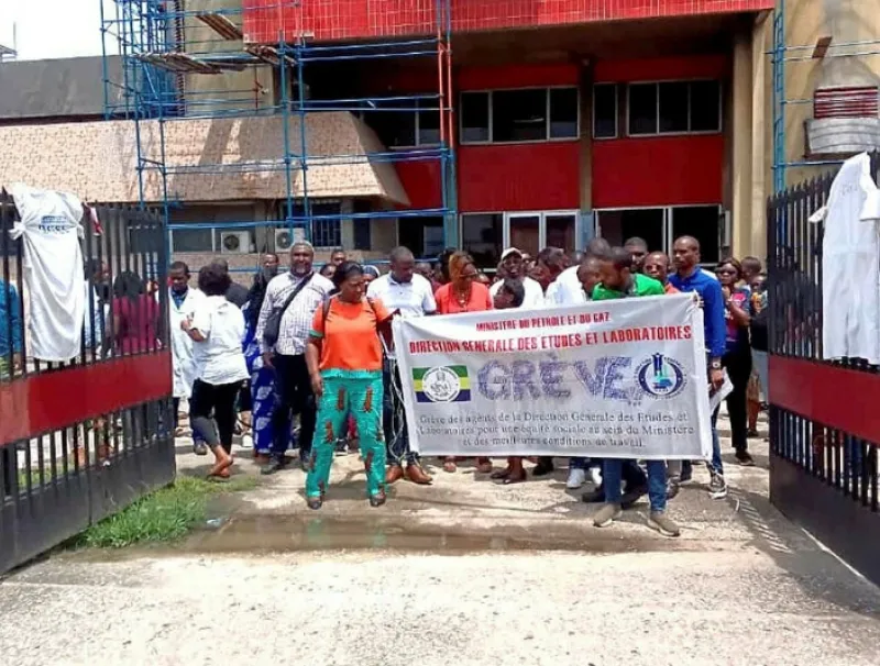 Vue des agents de la DGEL en grève devant leur administration