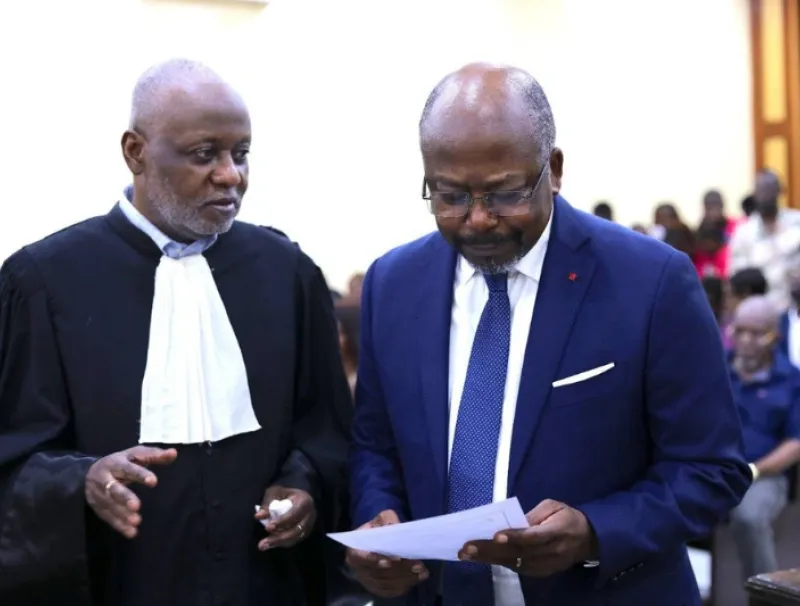 Alain Claude Bilie-By-Nzé, président du parti Ensemble pour le Gabon (EPG) et son avocat