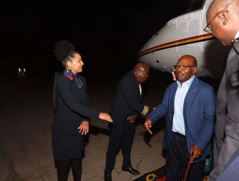 Ali Bongo Ondimba à son arrivée à Luanda avec sa famille. © DR