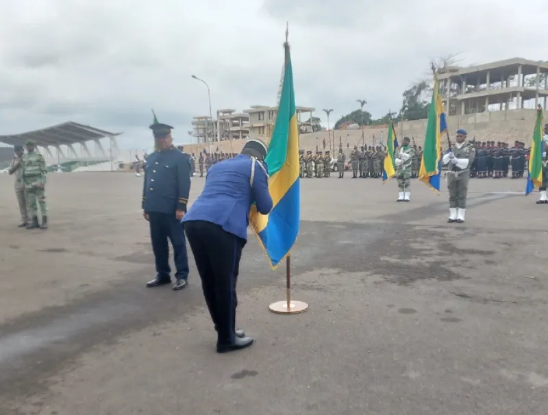 Sous le regard du gouverneur, les personnalités militaires et civiles ont fait allégeance au drapeau dans un esprit patriotique.